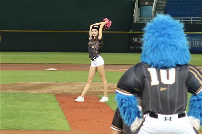 韓國樂天巨人啦啦隊女神朴騏良開球。（圖／記者王怡翔攝）
