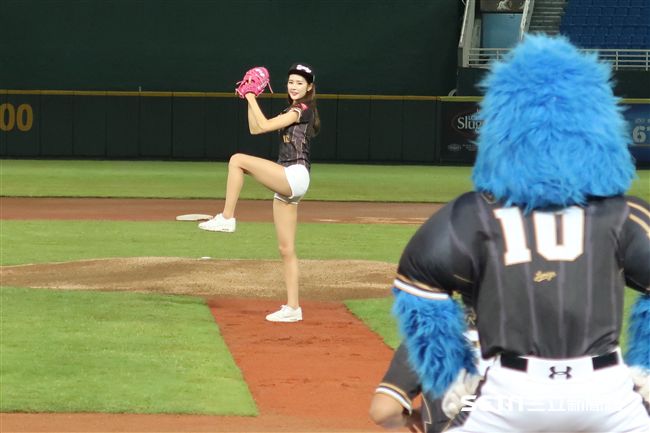 韓國樂天巨人啦啦隊女神朴騏良開球。（圖／記者王怡翔攝）