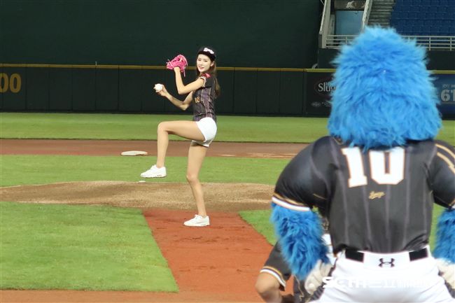 韓國樂天巨人啦啦隊女神朴騏良開球。（圖／記者王怡翔攝）