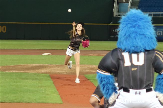 韓國樂天巨人啦啦隊女神朴騏良開球。（圖／記者王怡翔攝）