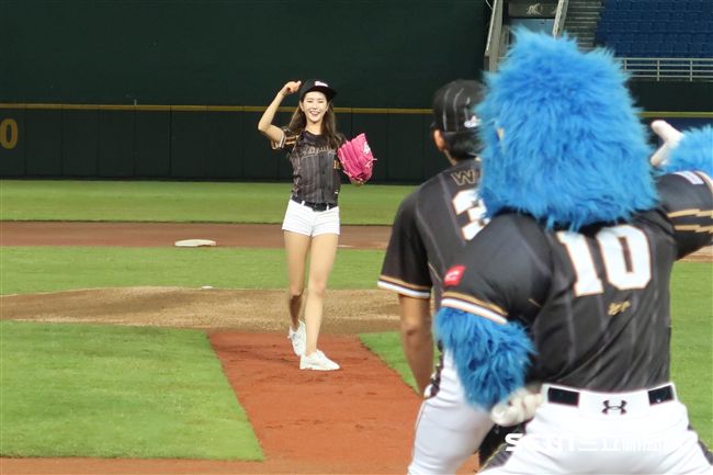 韓國樂天巨人啦啦隊女神朴騏良開球。（圖／記者王怡翔攝）