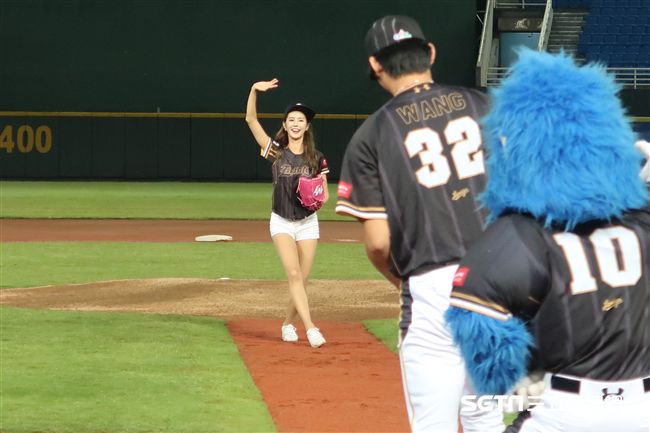 韓國樂天巨人啦啦隊女神朴騏良開球。（圖／記者王怡翔攝）