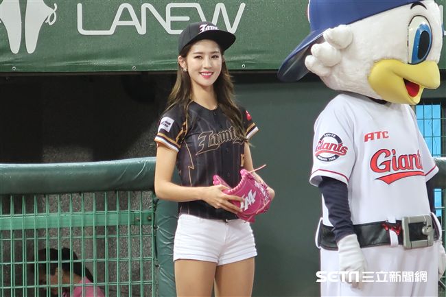 韓國樂天巨人啦啦隊女神朴騏良開球。（圖／記者王怡翔攝）