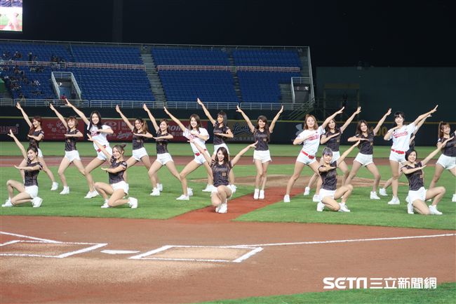 韓國樂天巨人啦啦隊女神朴騏良開球。（圖／記者王怡翔攝）