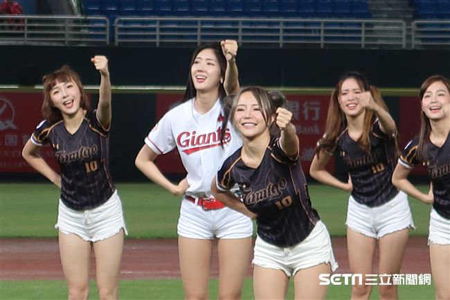 韓國樂天巨人啦啦隊女神朴騏良開球。（圖／記者王怡翔攝）