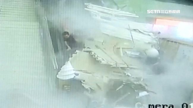 搭電扶梯突掉落天花板　9人被砸傷