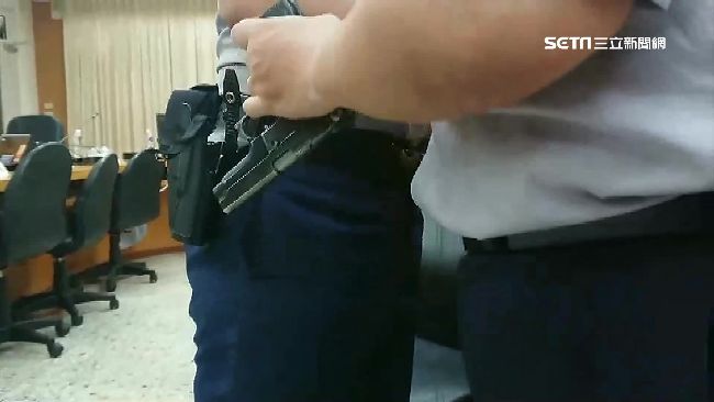 中市警員領槍突走火　碰一聲射傷手掌