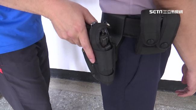 警跌倒遭奪槍　新舊槍套皆有防搶裝置