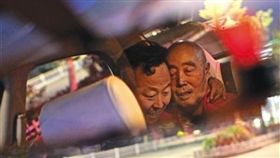 李金柱天天載著患有帕金森氏症的父親跑車。（圖／翻攝微博）