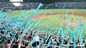  桃猿封王拋下藍彩帶。（圖／記者王怡翔攝）