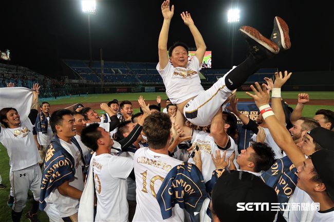 Lamigo桃猿封王拋起總教練洪一中。（圖／記者王怡翔攝）