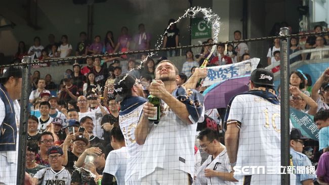 Lamigo桃猿封王與球迷同樂。（圖／記者王怡翔攝）