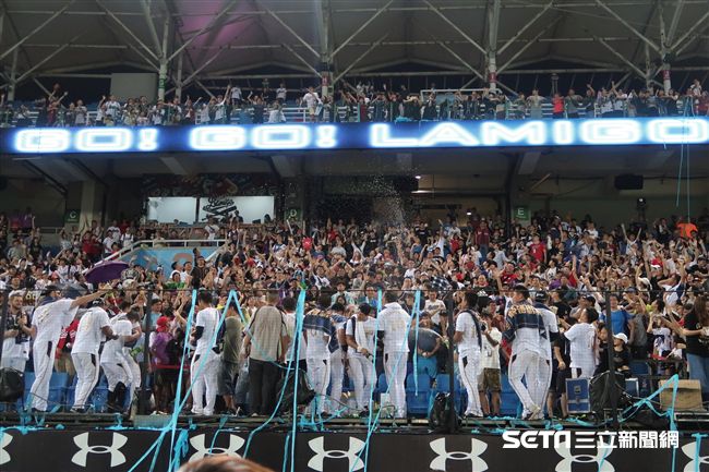 Lamigo桃猿封王與球迷同樂。（圖／記者王怡翔攝）