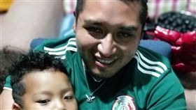 ▲Rm Albert抱著大兒子看比賽。（圖／Rm Albert提供）