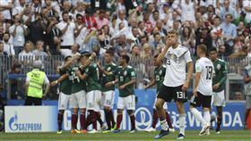 墨西哥球員相擁慶祝勝利，德國球員則是表情落寞。（圖／美聯社／達志影像）