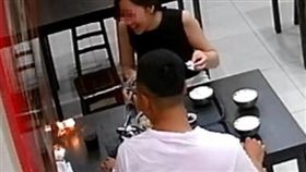 情侶在火鍋店燒衛生紙取樂。（圖／翻攝爆料公社）