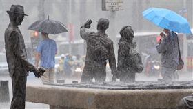 台北傾盆大雨（2）中央氣象局表示，受低壓帶影響，10日起全台天氣趨向不穩定，13至16日西南風增強並持續帶來南方水氣，應慎防局部大雨。台北市10日下午降下大雨，街頭民眾撐傘擋雨。中央社記者吳翊寧攝  107年6月10日