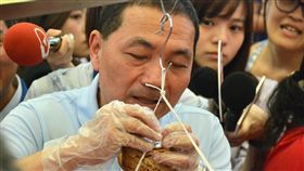 侯友宜出席公益活動包粽子（1）國民黨提名新北市長參選人侯友宜（前）16日在新北市土城區參加中華王爺慈善會主辦的「萬粽飄香」公益活動，與現場民眾一起包粽，受到媒體包圍關注。中央社記者黃旭昇市攝　107年6月16日