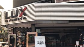 全台大停電，西門町電影街也不能倖免於難，比鄰而居的樂聲、豪華戲院均停擺，唯獨日新戲院燈火通明（翻攝畫面）