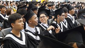 學測滿級分入學　金門大學黃建桐畢業（2）金門大學106學年度畢業典禮9日舉行，當年以學測滿級分優異成績入學的黃建桐（中排左3）也順利畢業，他說，金大學生不同的生活態度，讓他獲益良多。中央社記者黃慧敏攝　107年6月9日