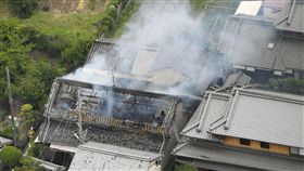 日本6.1強震襲擊大阪北部日本氣象廳表示，大阪北部18日上午7時58分（台灣時間6時58分）觀測到規模6.1強震，高槻一棟住宅在震後起火冒出濃煙。（共同社提供）中央社  107年6月18日