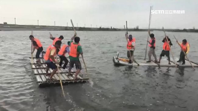 端午節不划龍舟　「膠筏賽」打轉相撞
