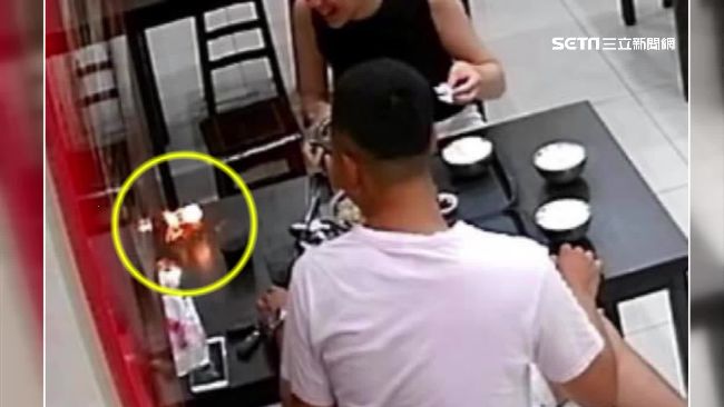 拿衛生紙火球燒牆　顧客被罵翻急道歉