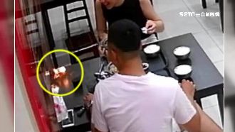 拿衛生紙火球燒牆　顧客被罵翻急道歉