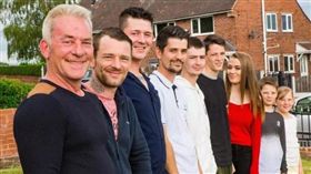 英國一名56歲父親米爾索普（Ian Millthorpe）與妻子安琪（Angie）生下8位小孩，不料安琪罹患肺癌，她離世前留下15個育兒要訣，成功讓米爾索普將8位孩子撫養成人。目前米爾索普已當祖父，他將把15個育兒要訣傳給子女。（圖／翻攝自太陽報）