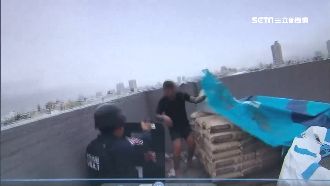 女友反鎖車門　搶警槍男開不了急落跑