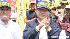 八百壯士反年改、反軍改抗議，李來希台下支持。 （圖／記者林敬旻攝）