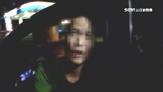 男吸毒恍神撞！報警後遭搜出毒品糗了