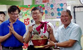 柯文哲端午訪里長　獲贈肉粽祝包中