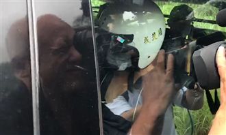 機車載屍塊沾滿屍臭　嫌嚇到不敢接近