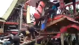 印尼,喪禮,棺木,重壓,兒子,死亡 圖／翻攝自Kabar Indonesia YouTube