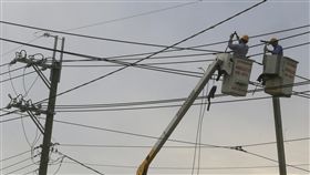 行政院提3策略解決缺電（2）行政院長賴清德8日上午召開「行政院排除產業投資障礙 穩定供電策略」記者會，提出解決「缺電」3大政策方向。圖為台電人員維修高壓電塔情形。中央社記者董俊志攝　106年11月8日