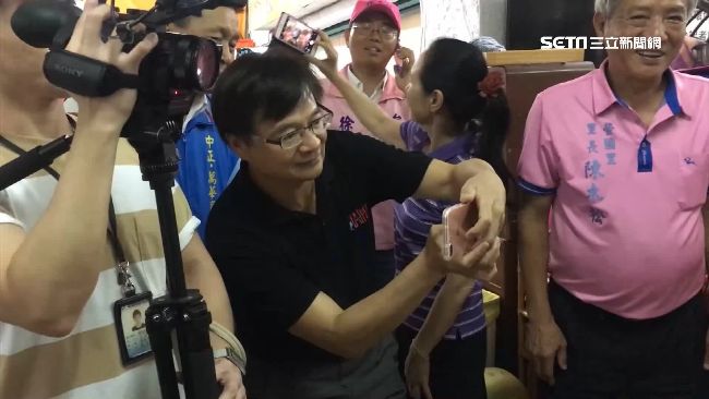 藍世聰不怕綠營開除　陪柯文哲趕攤