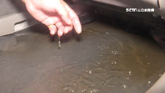 以為在開船！民眾買中古車遇雨就淹水