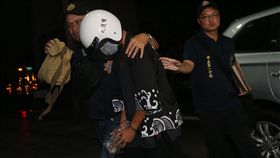 華山分屍案　犯嫌移送北檢（1）華山分屍案，警方調查犯嫌陳姓男子（白色帽者）疑因求歡不成將高姓女子勒斃後分屍，屍塊棄置雙北市山區，18日晚間陳嫌由警方偵訊後移送北檢偵辦。中央社記者吳家昇攝　107年6月18日