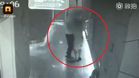 大陸山西省一名女子獨自到KTV唱歌時，特地「點」了一位申姓服務生陪唱、聊天，後來女子醉倒，慘被申男撿屍性侵。事後申男辯稱自己喝多了並不清楚，但最後仍被刑事拘留。（圖／翻攝自秒拍）