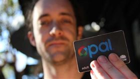 生化人,正義,地鐵,晶片,植入,澳洲,Meow-Meow,感應,地鐵票,手臂 圖／翻攝自推特　https://goo.gl/kWNqkt