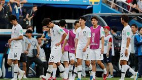 韓國球員輸球後落寞離場。（圖／路透／達志影像）