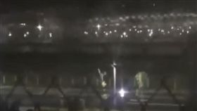 分屍,爆料公社,慘叫,窗戶,報警,情侶,吵架,亂喊,雞婆,情緒,女性　圖／翻攝自臉書　https://goo.gl/hgvgwz