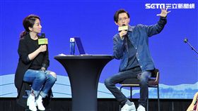 聽方大同分享創作經驗，陶晶瑩自嘲仍屬爛歌階段。（圖／台視提供）