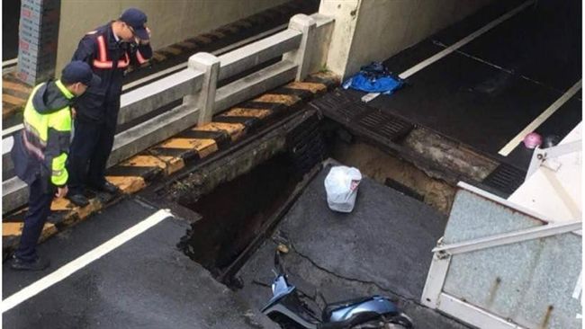 豪雨沖出路坑　台南地下道3騎士慘摔