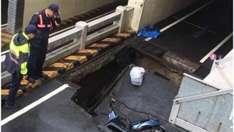 豪雨沖出路坑　台南地下道3騎士慘摔