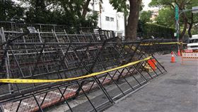 立院將開臨時會審軍改 周遭架拒馬立法院11日起將召開臨時會，為搶優先遞案權，國民黨立委8日就在議場外排班；立法院外反軍改團體「八百壯士」也發出動員令，立法院周遭已架起重重拒馬，並封閉各出入口因應。中央社記者陳俊華攝 107年6月10日