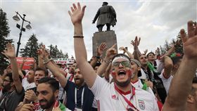 沒門票也瘋世足，世界盃球迷慶典場外熱。（圖／美聯社／達志影像）