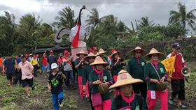 全台唯一　枋寮保安宮送白鶴祭典（1）屏東枋寮保安宮保有全台唯一「送白鶴」祭典，今年原訂15日舉行，因遇大雨延到端午節18日登場，信徒們合力護送「白鶴」到海邊。中央社記者郭芷瑄攝　107年6月18日