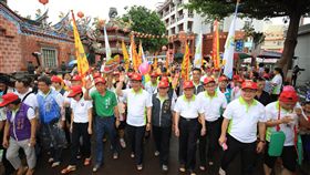 林佳龍帶隊　台中南屯穿木屐躦鯪鯉過端午　2018台中南屯端午木屐節活動18日端午節當天熱鬧展開，市長林佳龍（前中左）穿上木屐帶領隊伍冒雨踩街，體驗「穿木屐、躦鯪鯉」這項南屯獨特端節民俗。中央社記者郝雪卿攝　107年6月18日
